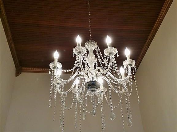 Great 14 ft ceilings