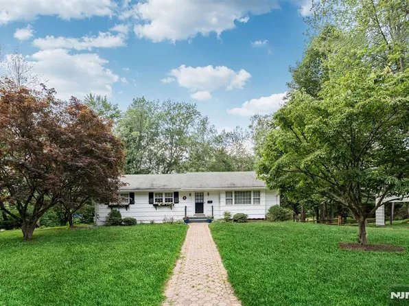 9 Maple Ave, Demarest, NJ 07627