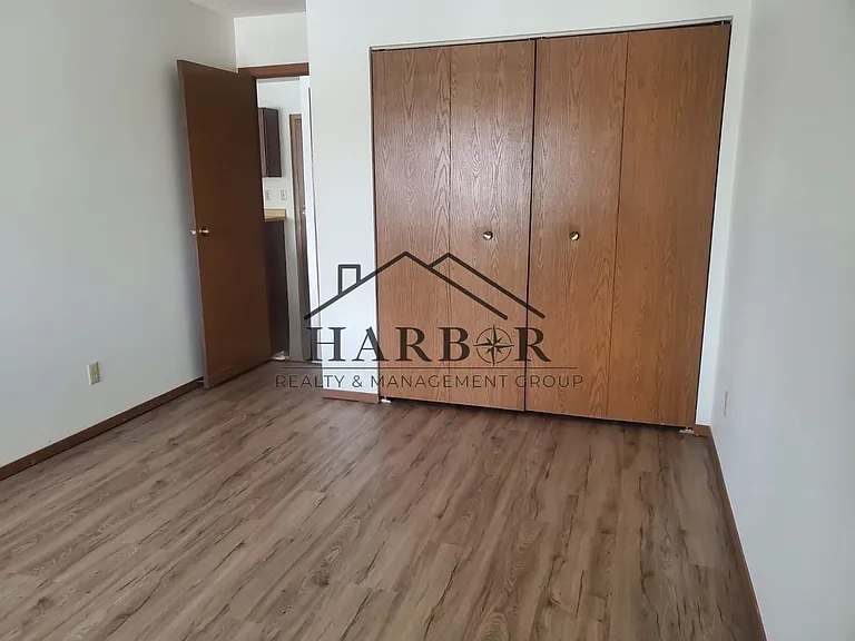 Valley View Apartments — Photo 18