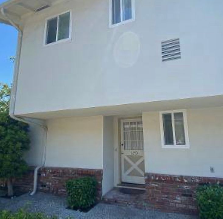 Entry to 120 Kingsley.
