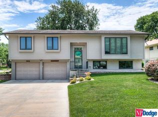 9905 Orchard Cir, Omaha, NE 68127