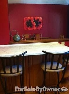 Kitchen Bar
						:
						Grab a quick bite or surf the web from your kitchen bar.