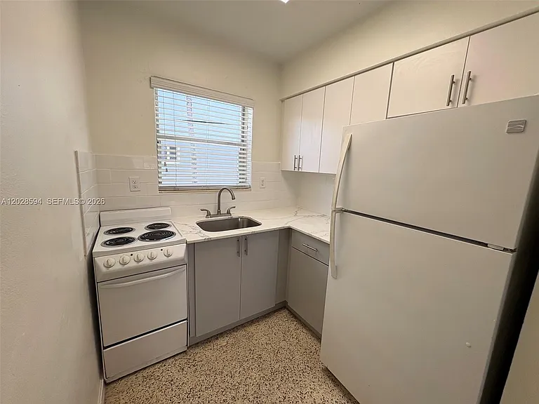 320 W 10th St #3 — Photo 8