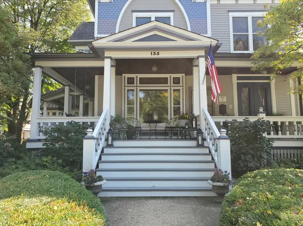 135 W Lake St, Barrington, IL 60010