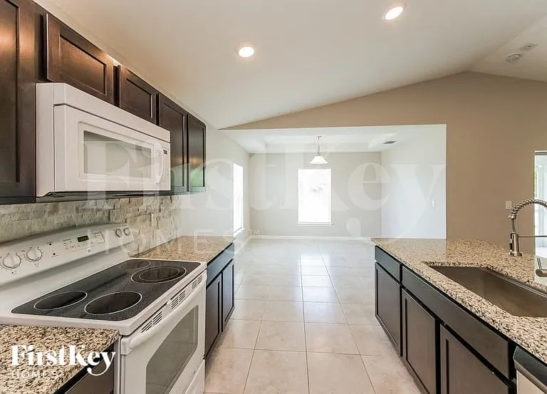 2808 NE 2nd Pl — Photo 6