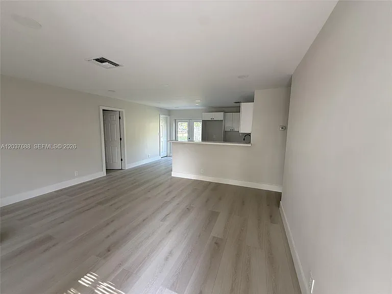 1700 SW 69th Ter — Photo 2