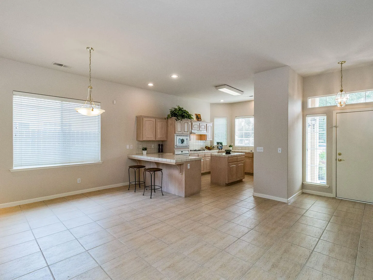 3 bed, 2098 sqft, $2,495 — Photo 3