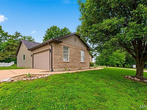 3rd image of 129 Fleur De Lis Dr
