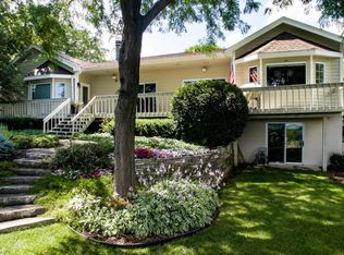 3054 Stonebridge Isle, Delafield, WI 53018