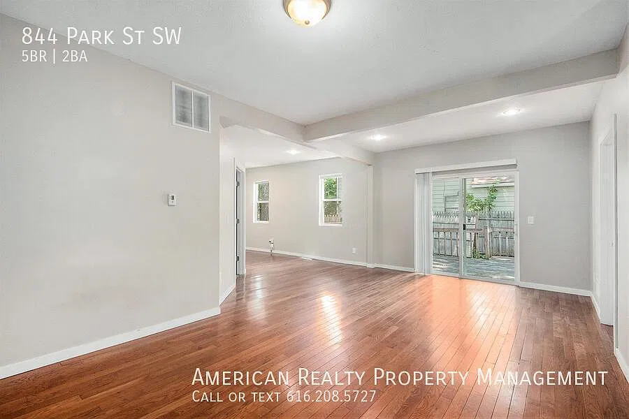 5 bed, 2376 sqft, $2,450 — Photo 4