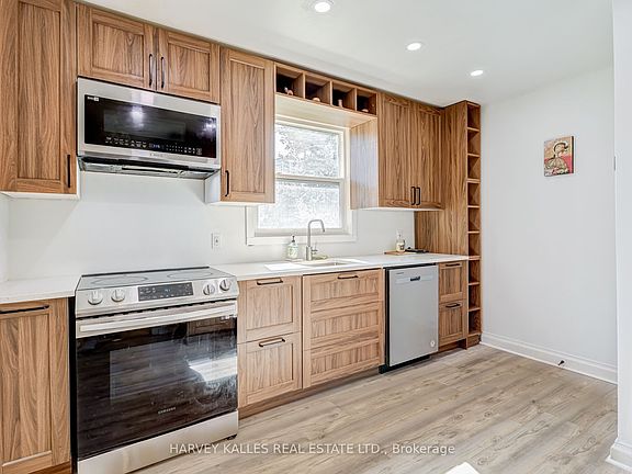 3rd image of 8 Crown Ct