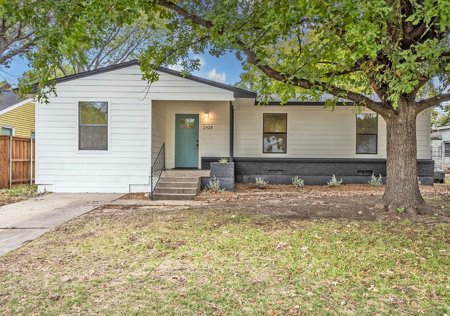 Beautiful East Dallas Home with Huge Fenced Backyard — Photo 1