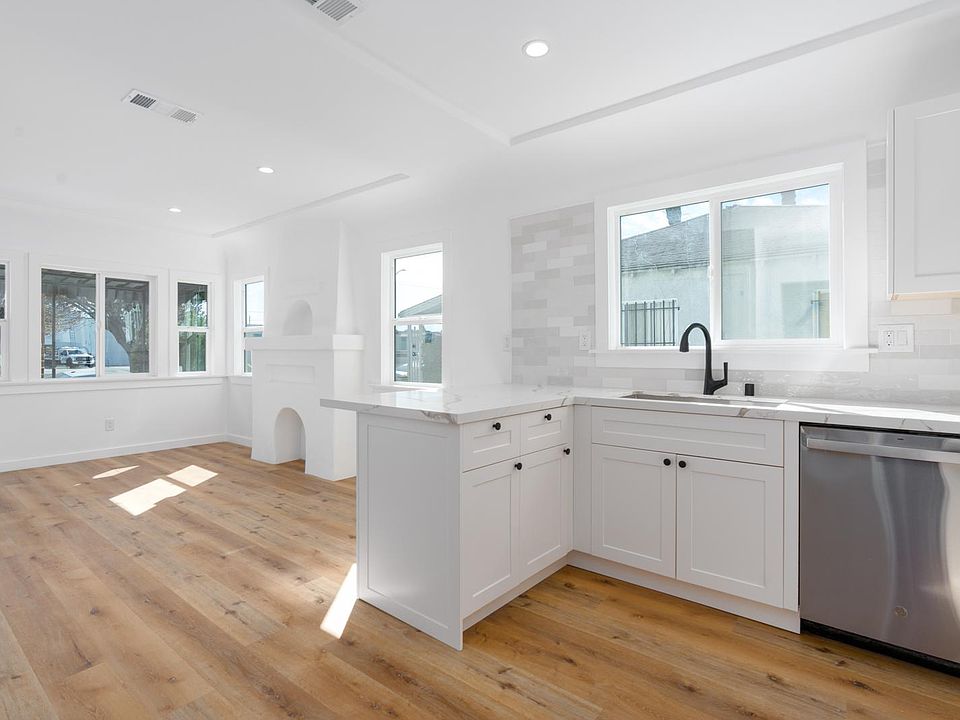 Bright and spacious Kitchen + Living Room