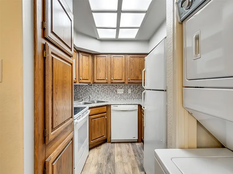 921 Marine Dr #200 — Photo 24