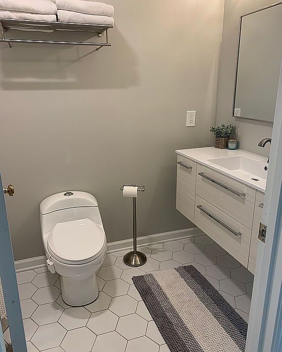 2nd image of 1060 Stonegate Dr APT C