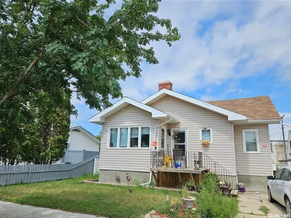 412 Iroquois STREET W, Moose Jaw, SK S6H 5B3