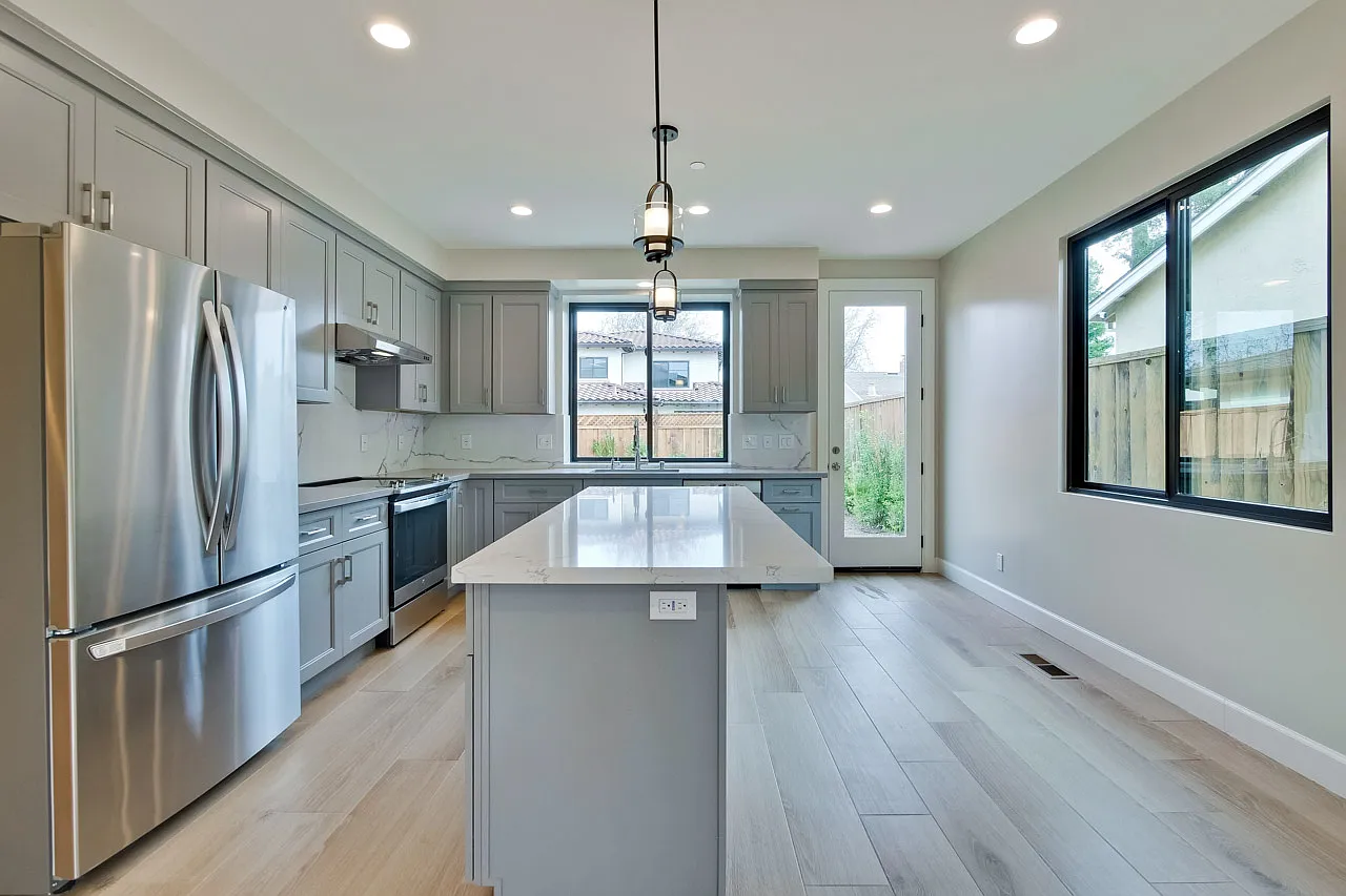 4 bed, 2400 sqft, $7,350 — Photo 3