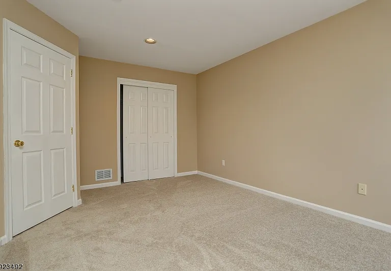 215 Raymound Blvd — Photo 9