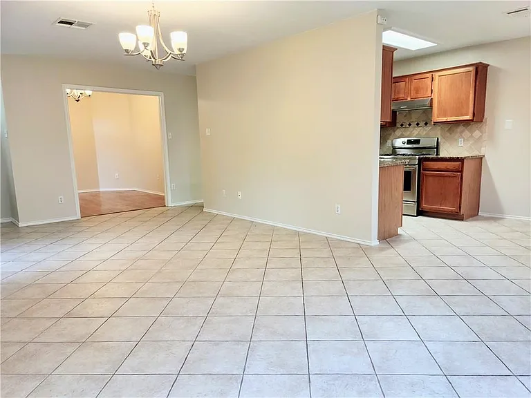 1009 Horseman Cv — Photo 8