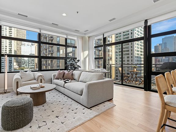 4th image of 101 W Superior St APT 905