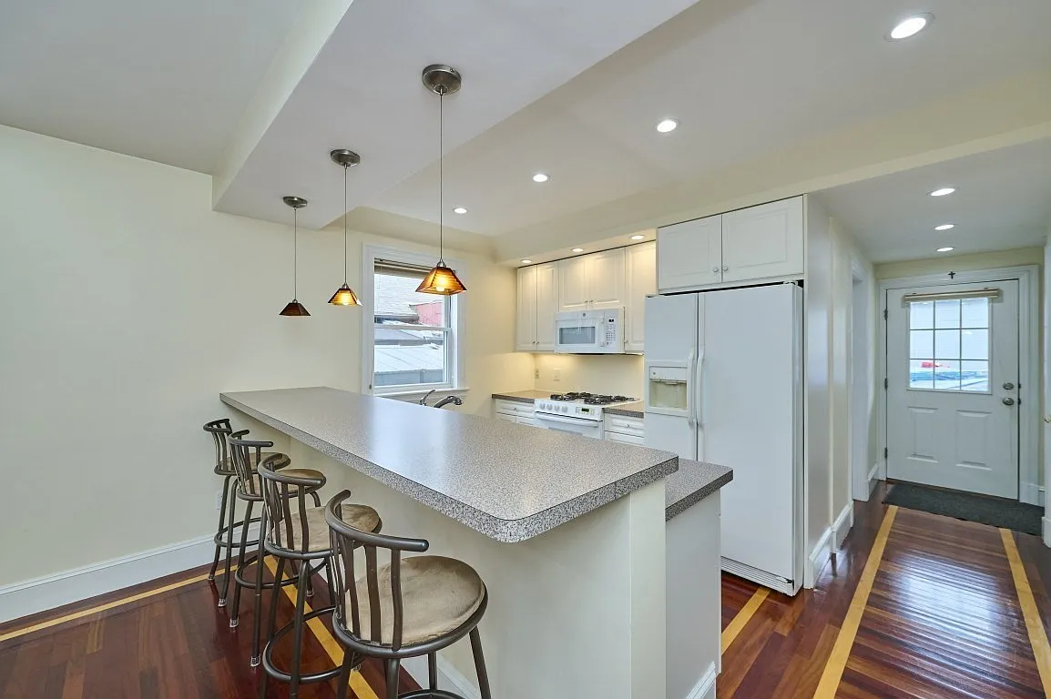 3 bed, 1.0 bath, 1100 sqft, $3,000 — Photo 3