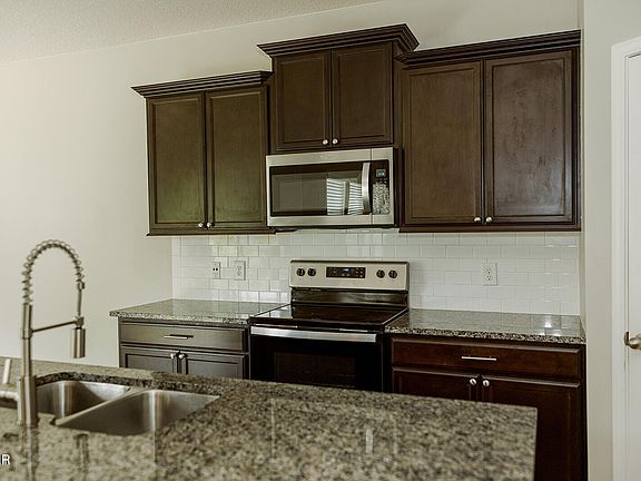 3rd image of 6 Lilac Ct