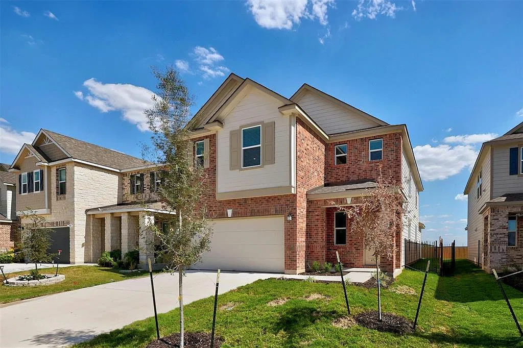 4 bed, 2.5 bath, 2527 sqft, $2,500 — Photo 2