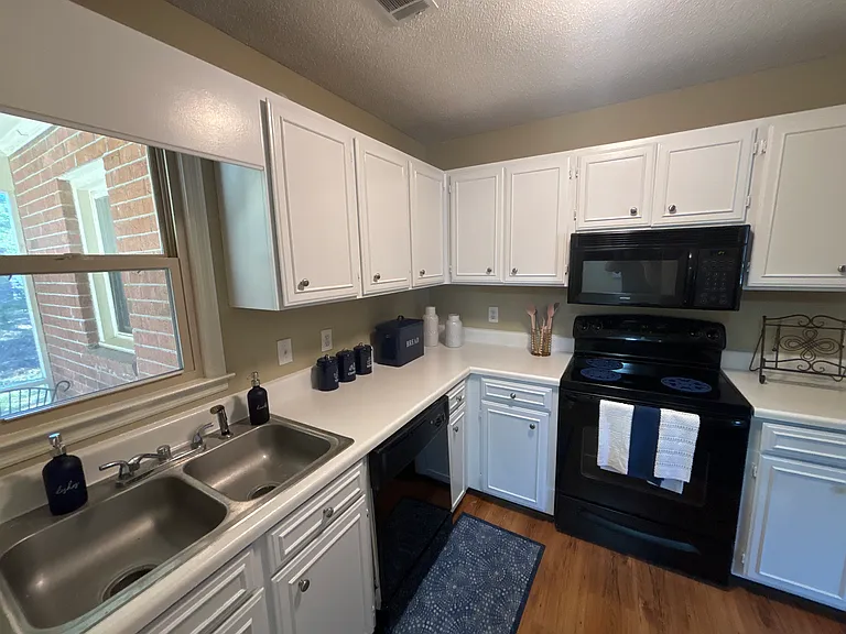 73 Hawthorne Apts — Photo 4
