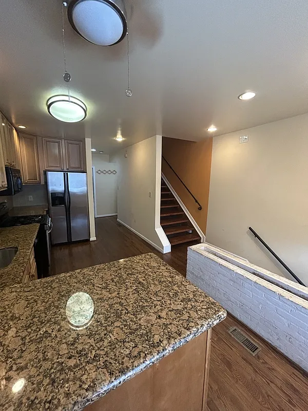 3 bed, 2.5 bath, 2130 sqft, $2,300 — Photo 4