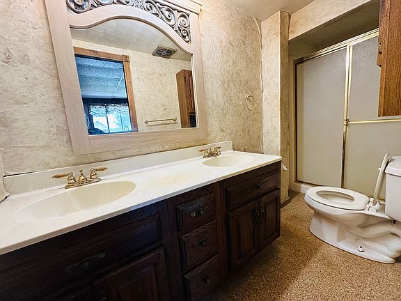 5th image of 432 W 5th St