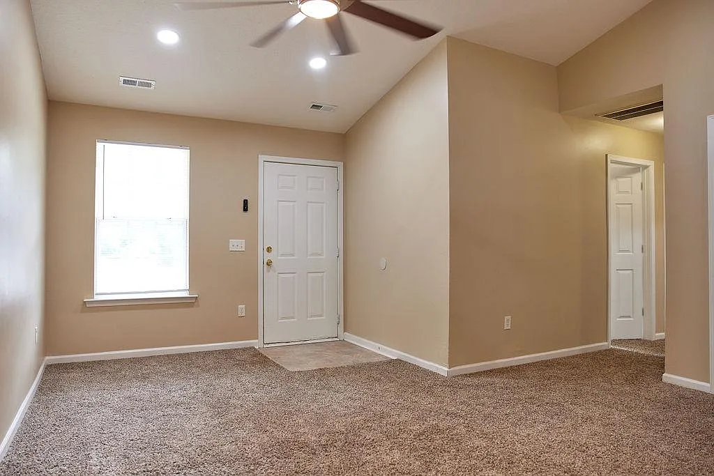 109 Lora Ln — Photo 4