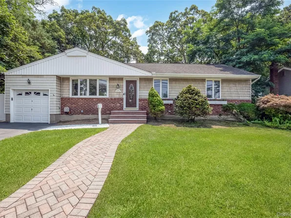 10 Saxon Road, Farmingdale, NY 11735