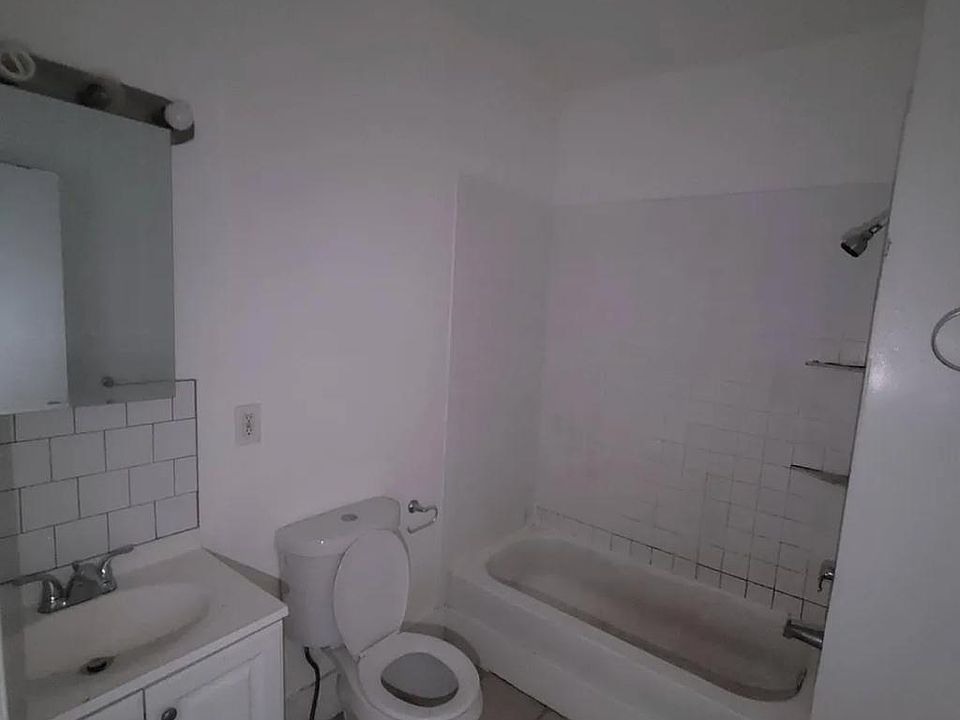 1st image of 588 Hunterdon St Floor 2
