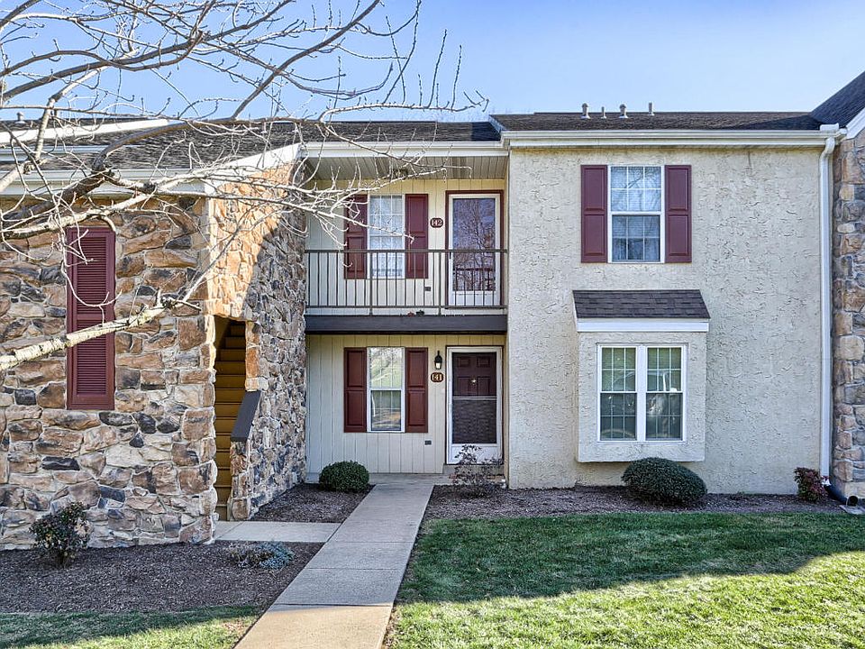 1st image of 141 Oak Knoll Cir