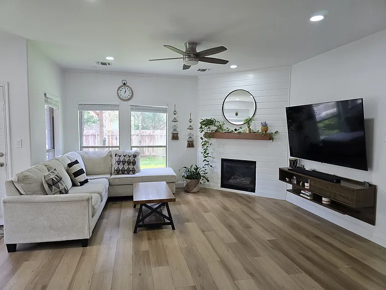 2729 Mirasol Loop — Photo 4
