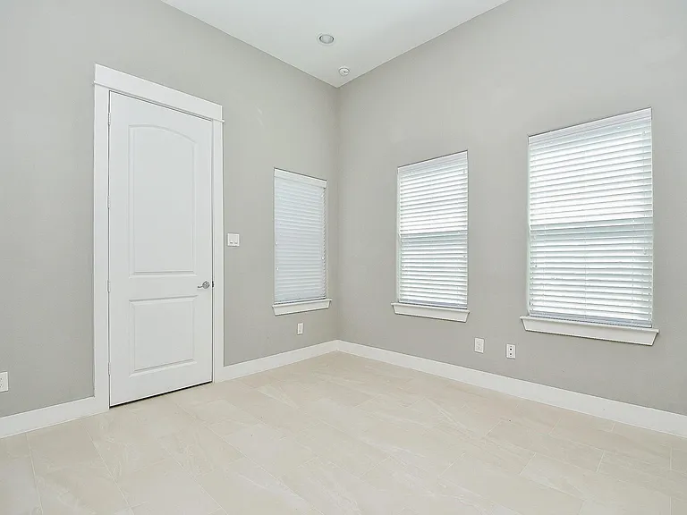 955 W 24th St #D — Photo 14