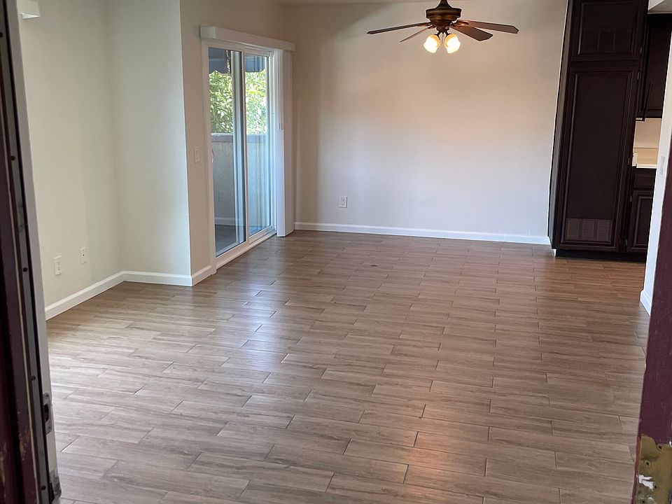 Living room / dining area