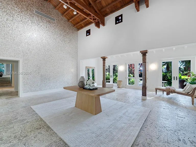 16 Palm Ave — Photo 2