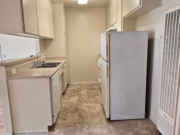 3rd image of 5900 Reseda Blvd APT 210