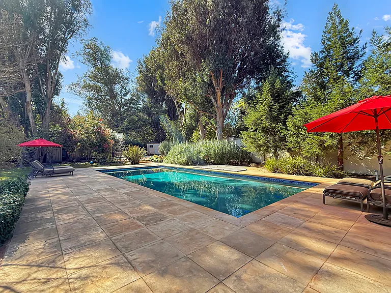 1526 Hillview Dr — Photo 40