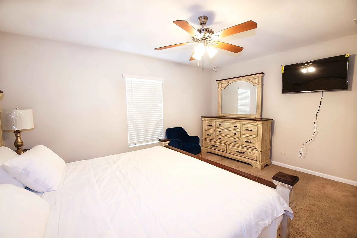 3 bed, 2.0 bath, 1348 sqft, $3,000 — Photo 2