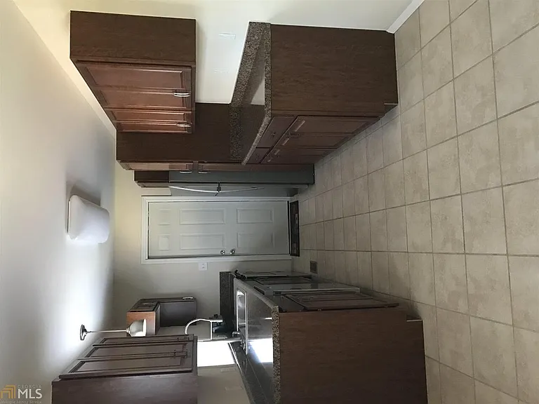 131 Pineview Dr — Photo 2