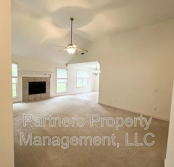 1257 Fox Run Ln — Photo 2