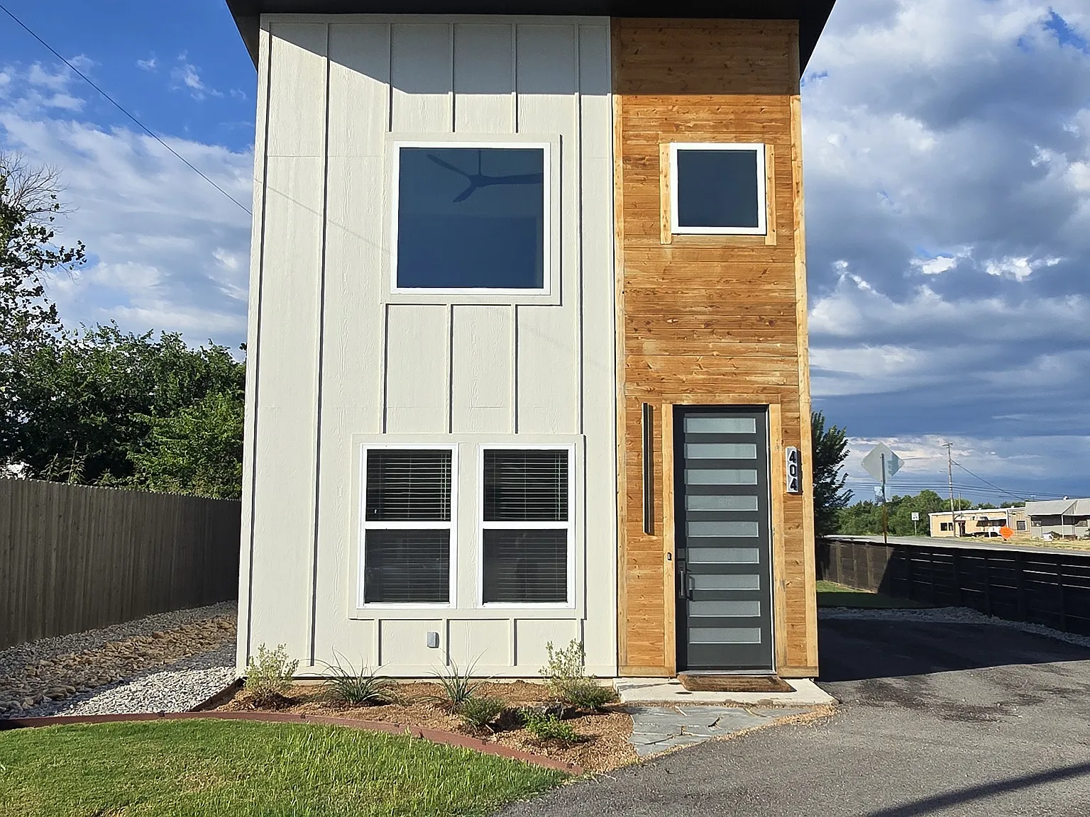 1 bed, 1.5 bath, 600 sqft, $1,200 — Photo 2