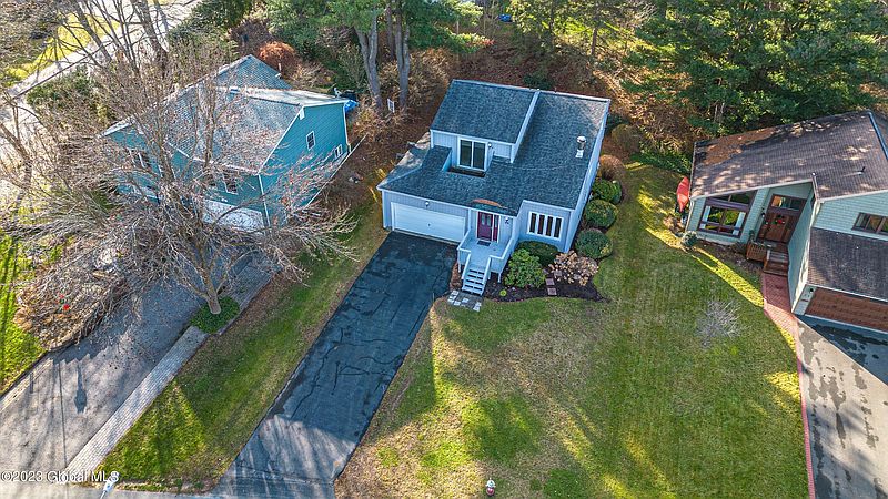 3rd image of 32 Berkshire Boulevard