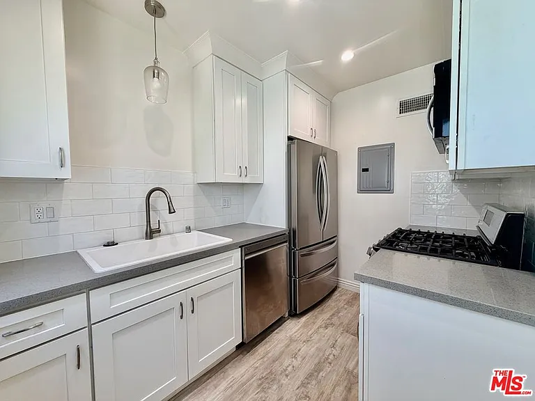 124 N Pass Ave #1 — Photo 6