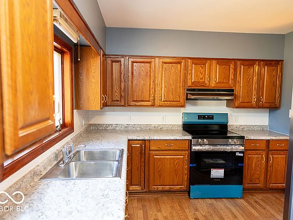 5th image of 6 W Park Ln