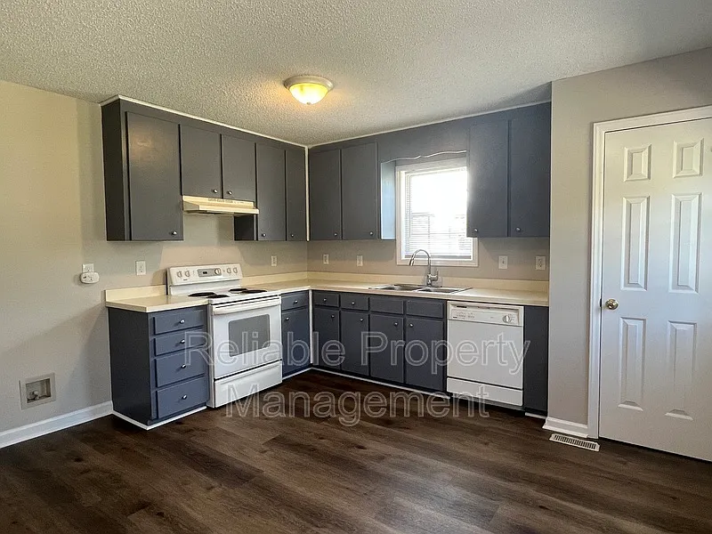 3 bed, 2.0 bath, 1197 sqft, $1,650 — Photo 3