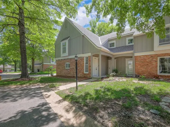 12136 Hayes St, Overland Park, KS 66213