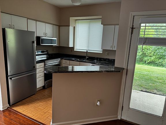 Stainless steel appliances and Granite countertop Kitchen